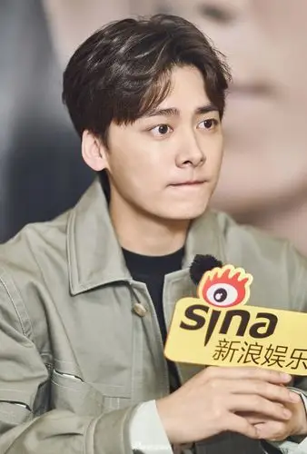 组图:李易峰夹克装阳光嘟嘴超萌 让粉丝"夸我帅不要说我傻"