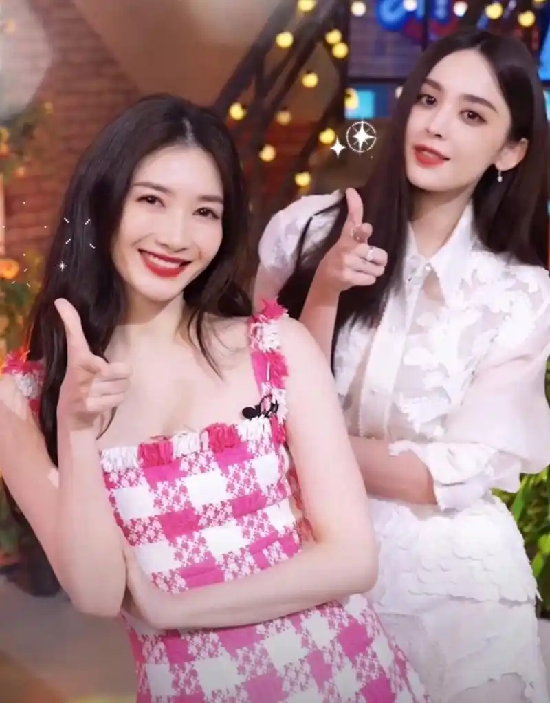 江疏影和娜扎同台录节目,姐妹俩同框颜值不相上下,一个红格子裙装,一