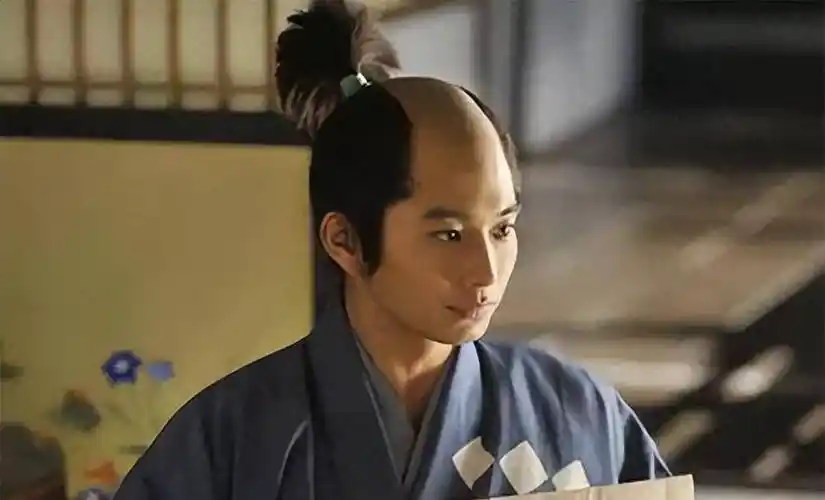 日本武士的特殊发型——月夜头,为什么要把中间的头发全部去掉