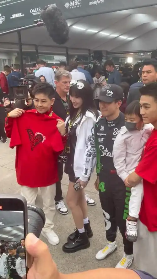 林志颖周冠宇何猷君f1中国大奖赛合影留念