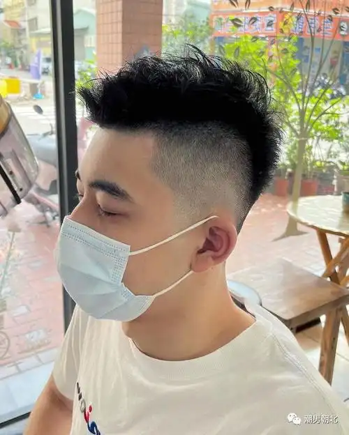 男生都应该试试"两边铲 前刺"发型,剪完太帅了!