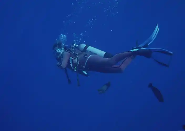 高清晰蓝色深海潜水员拍摄壁纸