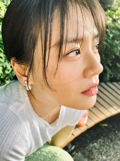 马思纯夏日氧气随拍##马思纯短发白裙造型