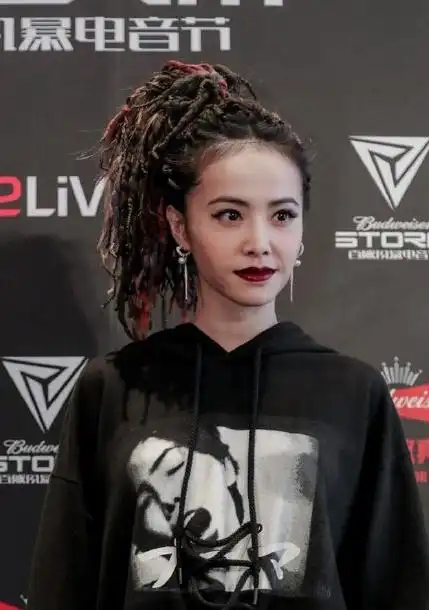 鹿晗新发型嘻哈范 男女明星脏辫造型盘点