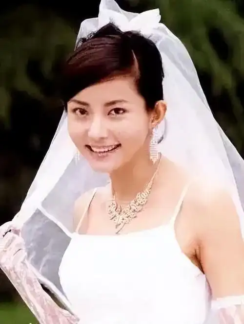 回顾李钰因方瑜走红33岁不幸离世为汪雨穿婚纱下葬