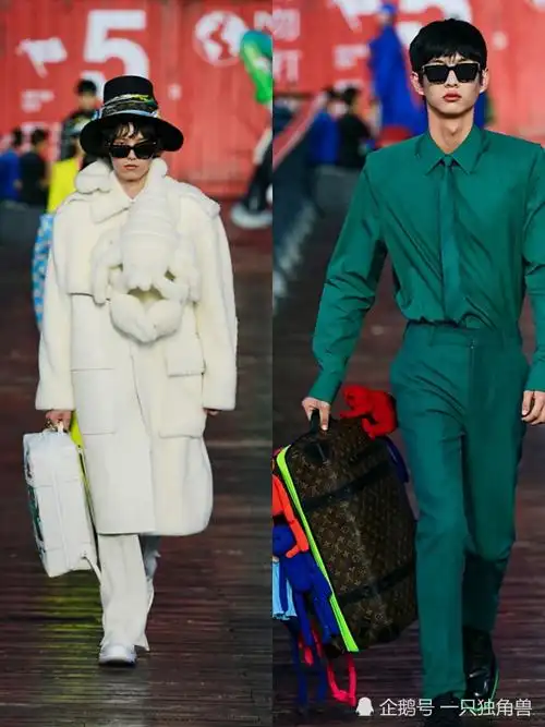 吴亦凡扛着玩偶为lv走秀网友他是怎么忍住不笑的