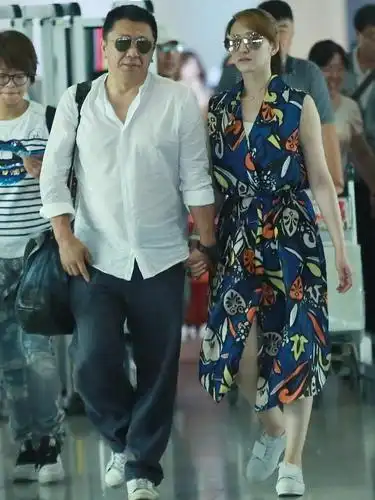 李小冉有多幸福穿印花裙与老公出行十指相扣宛如热恋情侣