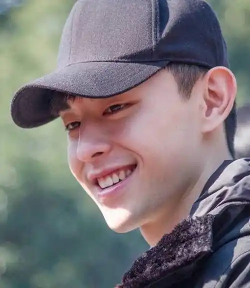 第八位邓伦,小编认为邓伦的素颜照片很是帅气有没有?