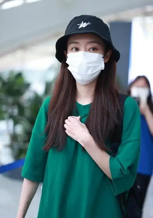 素颜的张小斐挺真实的,穿t恤配阔腿裤,休闲简约但是挺显身材