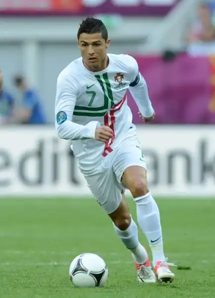 图文-[欧洲杯]丹麦vs葡萄牙 c罗带球突破