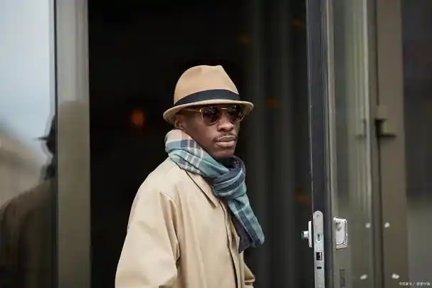 黑色吸热,那为什么非洲本来就热,非洲人还要进化成黑色皮肤呢?