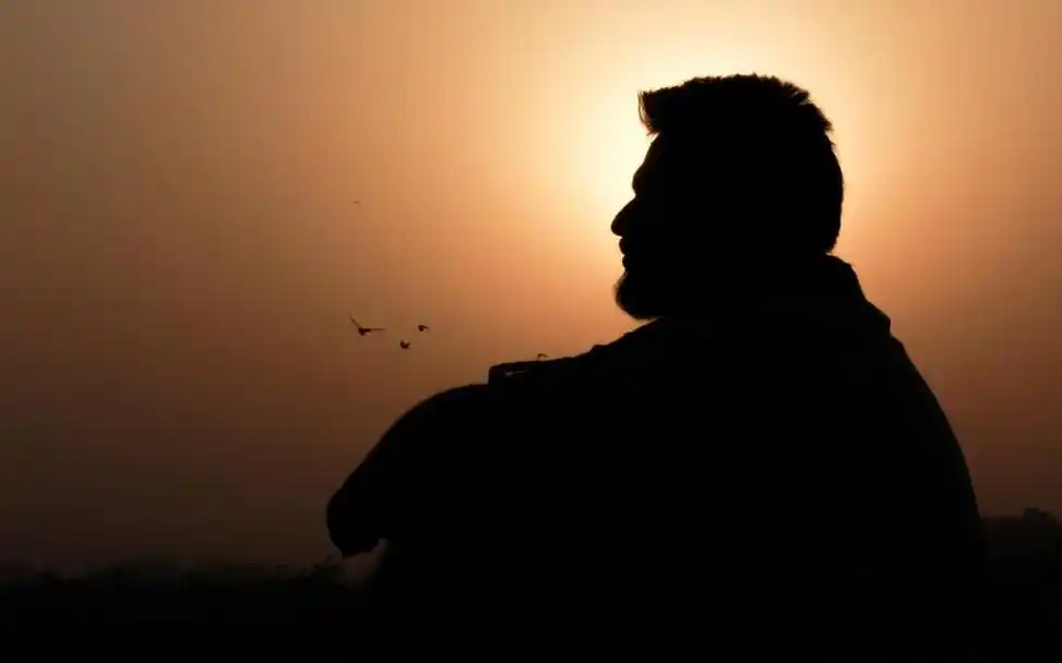 扫描到手机 背影图片伤感图片孤独背影男人伤感 内容简介 一个孤独