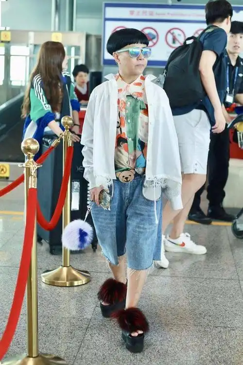 刘纯燕53岁都老人了,还是可爱的造型,穿厚底鞋身高也那么矮