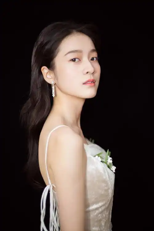 张雪迎深v吊带裙性感写真图片