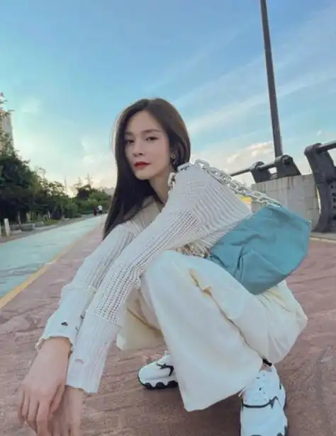沈梦辰穿大v领针织衫,真空上阵秀锁骨,辣妹氛围感十足|v领|高腰|穿搭|