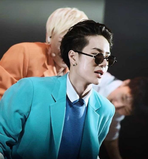 本以为王一博有刘海好看看到他梳大背头网友控制不住心跳了