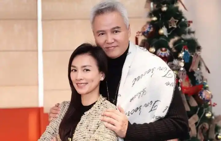 秀恩爱!张庭老公头顶白发开心撒花 场面激情四射 zt