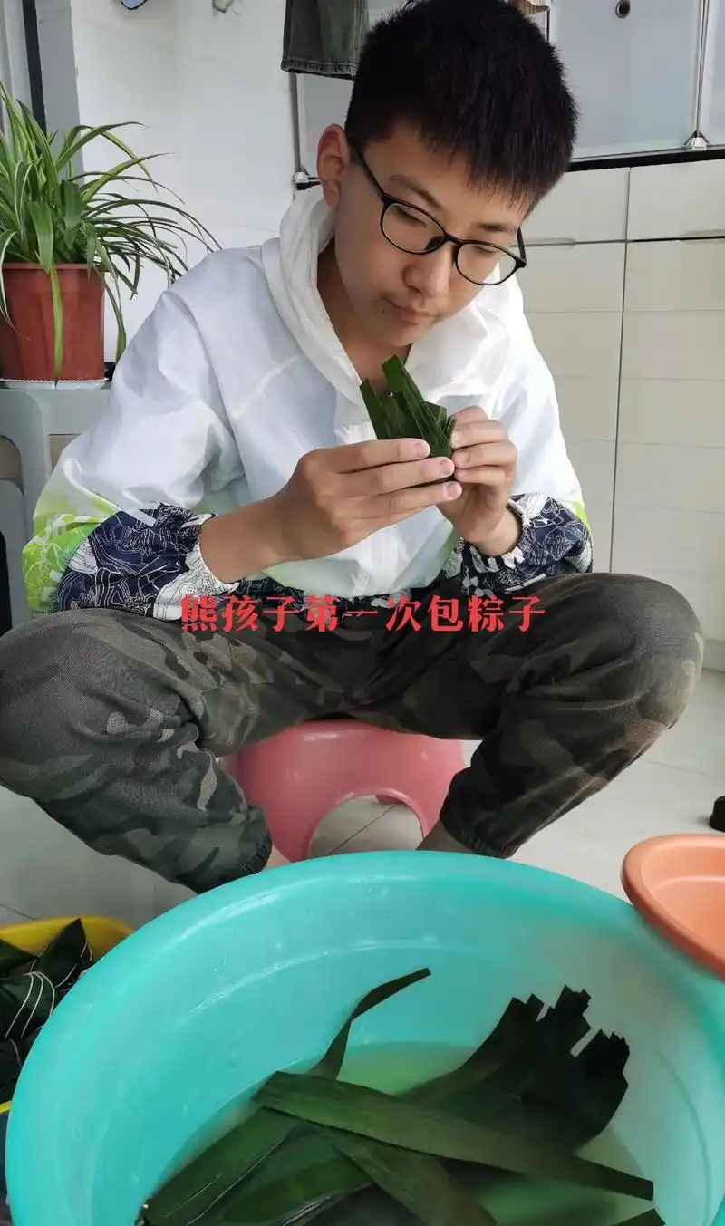 儿子第一次包粽子,还不错96.#真材实料才能做出好味道 - 抖音