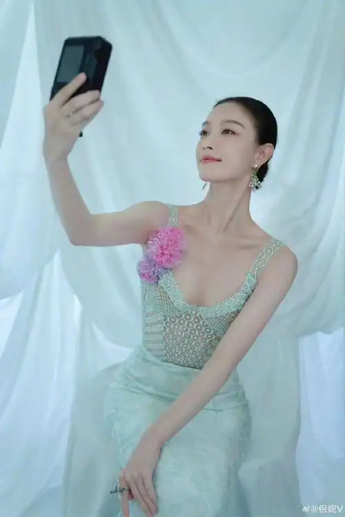 求姐出一本拍照拿捏松弛感的书,我一定大学特学～#倪妮明媚花神