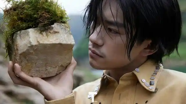 易烊千玺|千玺久违晒大片,胡子拉碴玩怼脸杀,00后小鲜肉已成狂野熟男