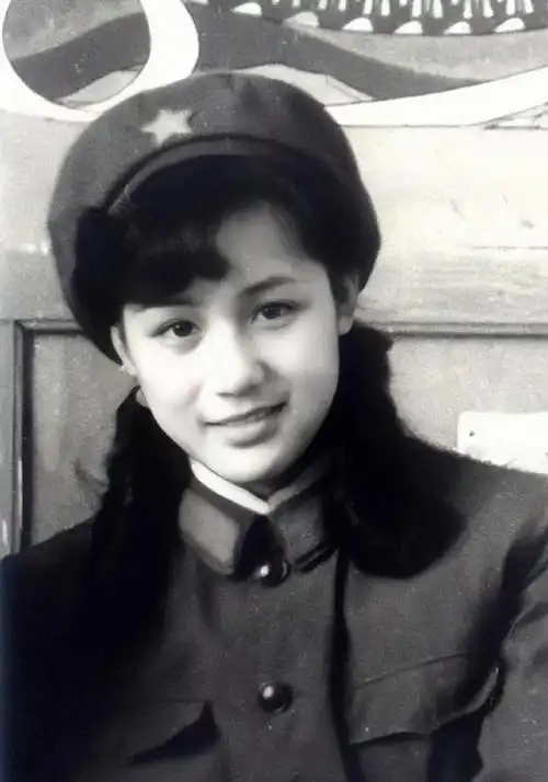 离婚后李建群消沉了很长一段时间,后来在导演陈家林的追求下她们还是