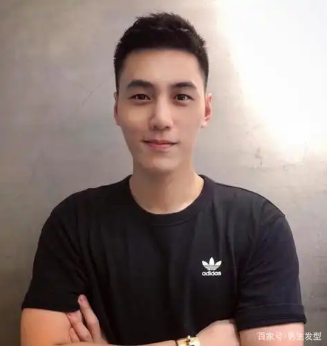 男生怕发型"太油腻"?剪一款短发,让你的造型更加干净帅气