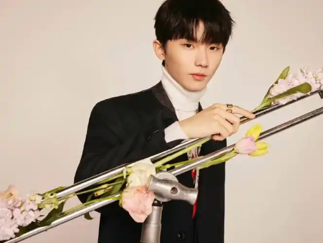 tnt时代少年团拿着花的阳光少年