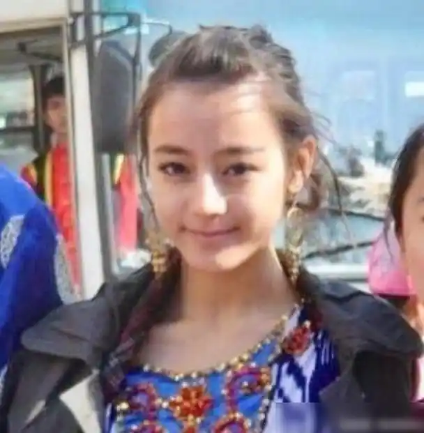 迪丽热巴少女时期旧照曝光,将截图放大三倍,这眉形也是没谁