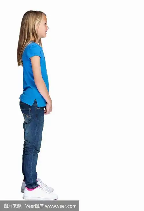 一个漂亮的小女孩的侧面形象站在白色