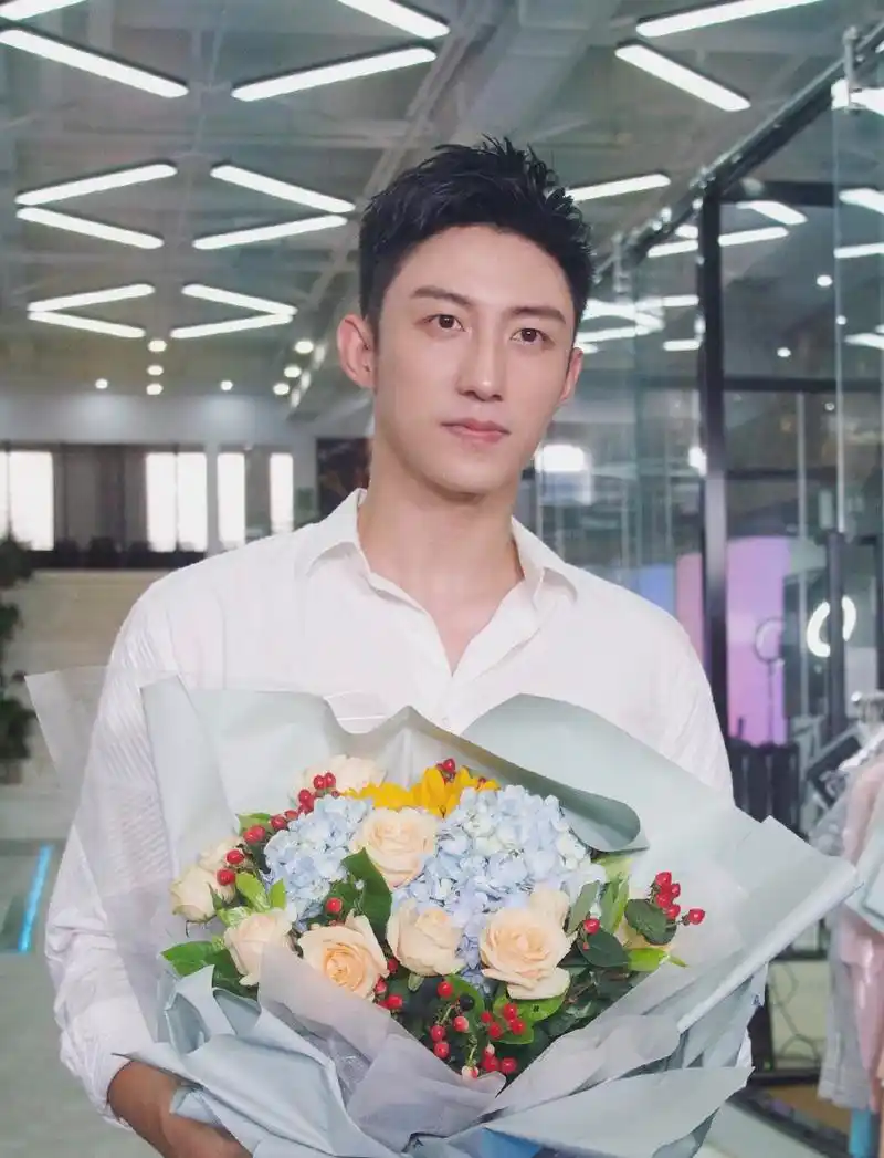 吴谨言黄景瑜新剧杀青,两个人的cp感好像不是一般的强