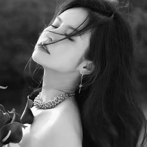 寂寞孤独伤感黑白头像图片