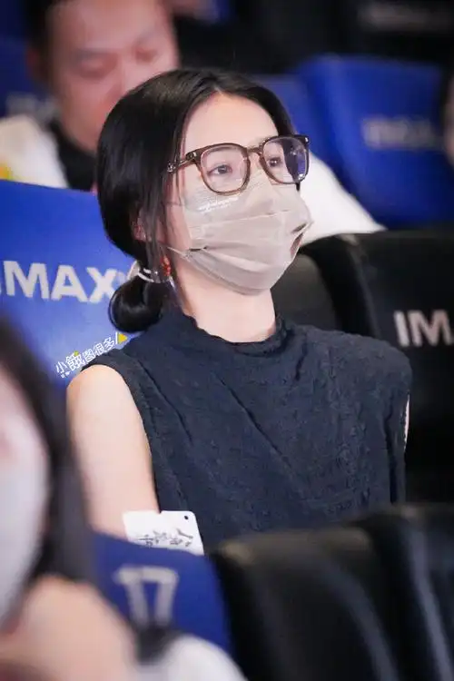 张子枫超话20230626#张子枫叫王宝强老爸#|#张子枫现身八角笼中首映礼