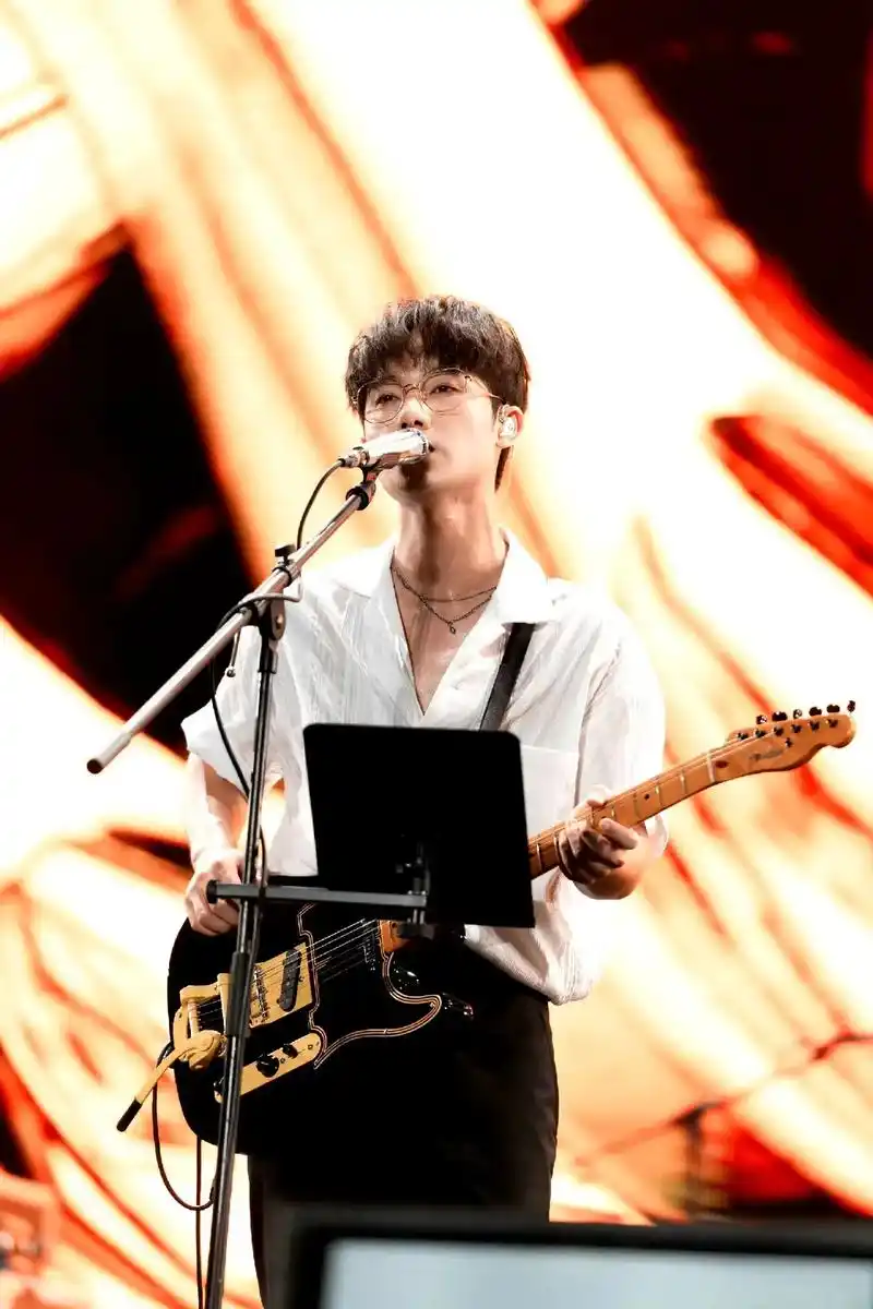 蒋敦豪.我很喜欢大哥说的那句"弯路走多了,便都是我能走的路" - 抖音