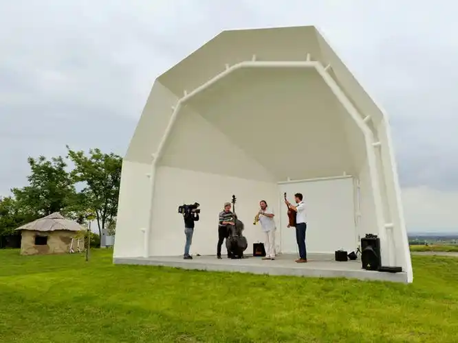 feiersinger 兄弟在奥地利村庄建造露天舞台