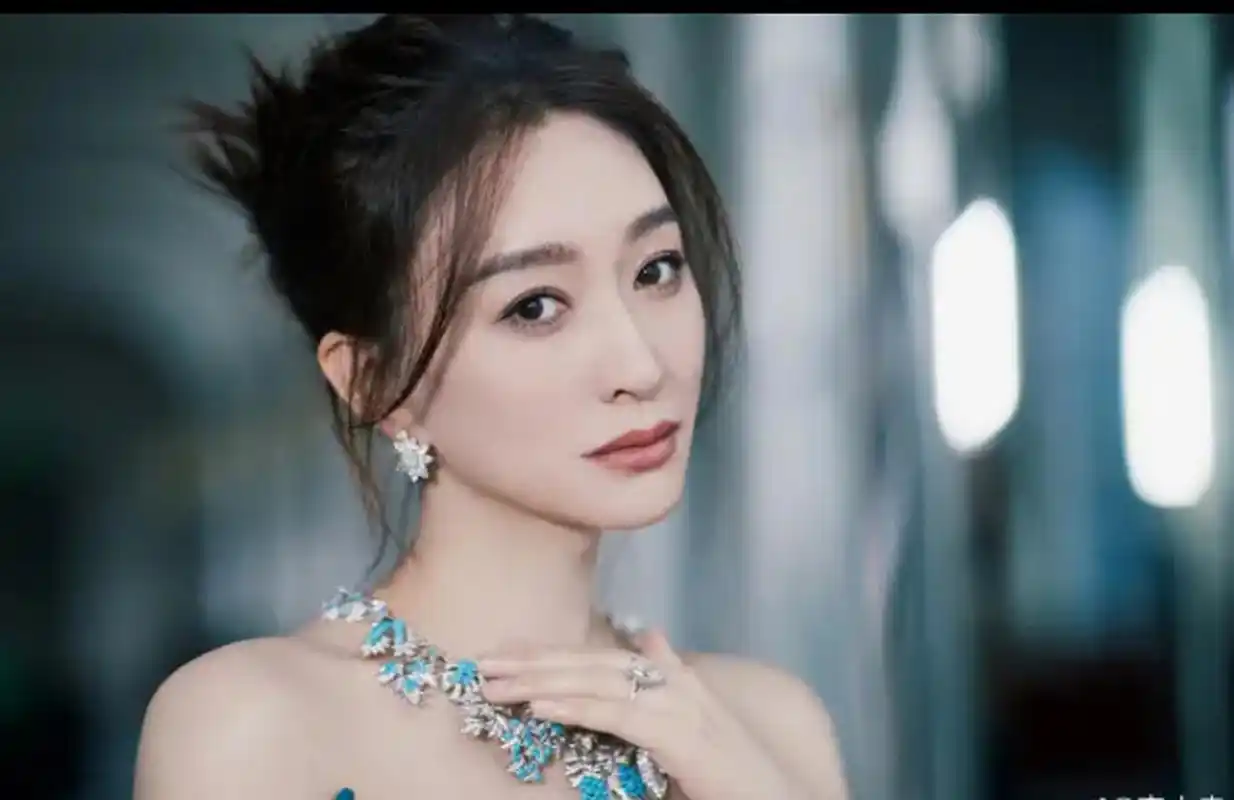 李小冉晒美照轰动网络,令网友称她为女王.