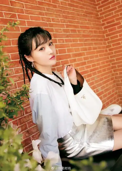 郑爽白色t恤搭配金色短裙亮相