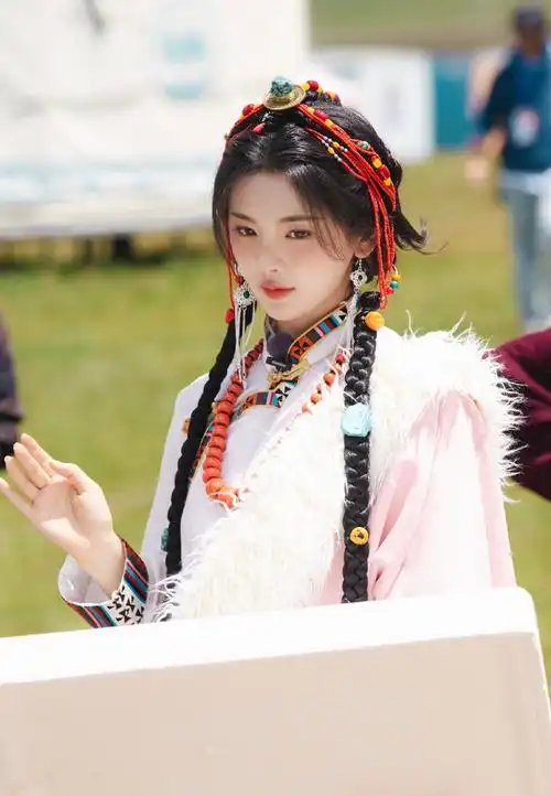 杨超越捧脸嘟嘴##杨超越骑小摩托