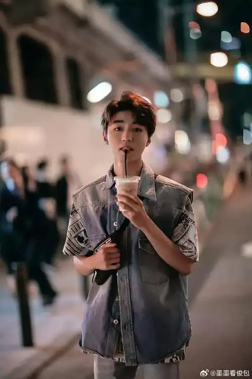 王俊凯#    97这组照片90真的97很97爱7815[太97开心]