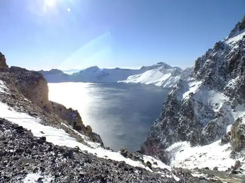 长白山天池位于长白山主峰火山锥体的顶部,像一颗璀璨的明珠,镶嵌在