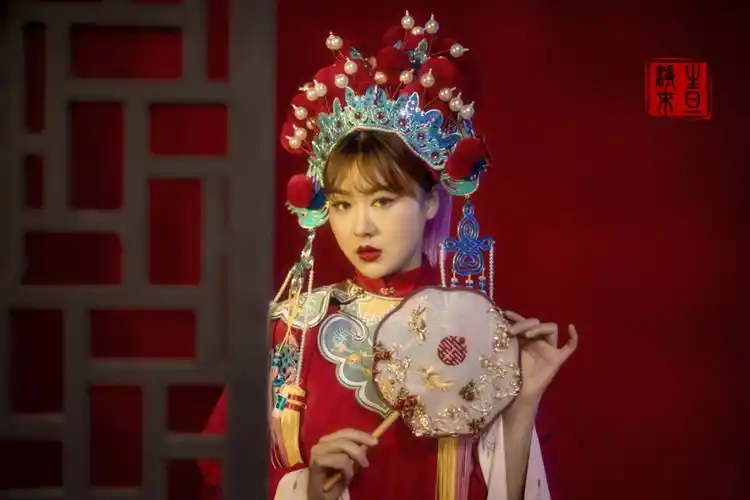 寐含春水脸如凝脂,白色牡丹烟罗软纱,逶迤白色拖地烟笼梅花百水裙,身