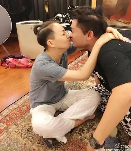 张一山,杨紫,尤浩然纷纷献吻宋丹丹,把宋丹丹乐开了花,高兴的不行.