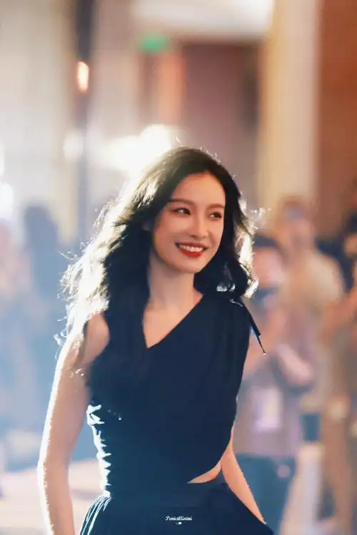 来看#高清镜头下的倪妮#,集美丽,大气,优雅于一身的美神笑容永远明媚