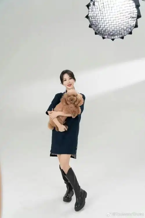 靴子不是冬日限定,是四季单品.鞋@toomanyshoes烘焙达人#杨紫#@杨旎