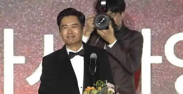 68岁周润发近照吓人胳膊皮包骨全是疙瘩晚年患上了糖尿病