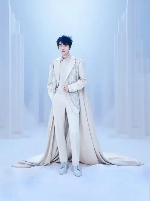 在今天的tfboys十年之约演唱会上,@tfboys-王俊凯演绎了一套来自elie