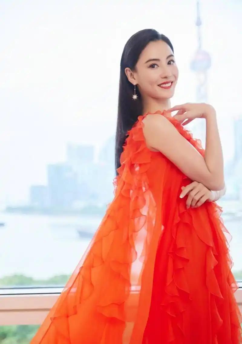 张柏芝这组图片好美,三套衣服穿出了三种感觉