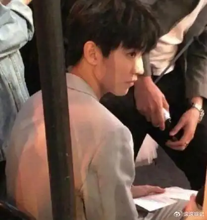 王一博像漫画,肖战怼脸拍,千玺帅气,王俊凯羡慕了|肖战|王俊凯|漫画