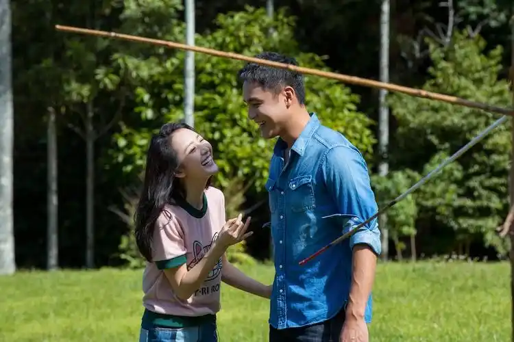 王鸥强行耍赖只为求明道浪漫一吻 两人相拥蹦极