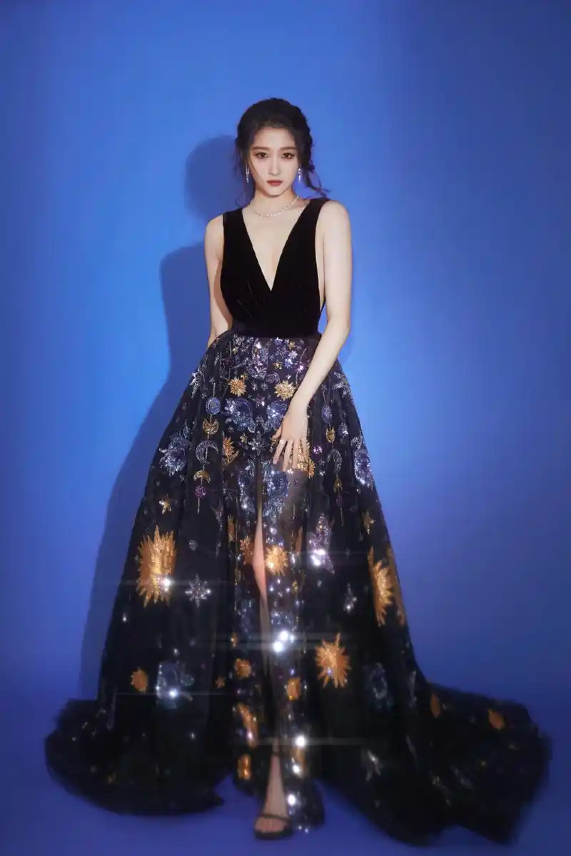 关晓彤微博视界大会红毯,身着zuhair murad 2022秋冬高级定制系列