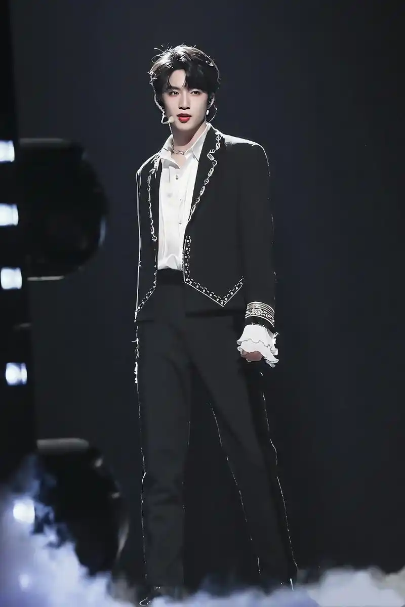 你别看刘耀文那么高的大个子,唱起rap来很拽很酷的样子